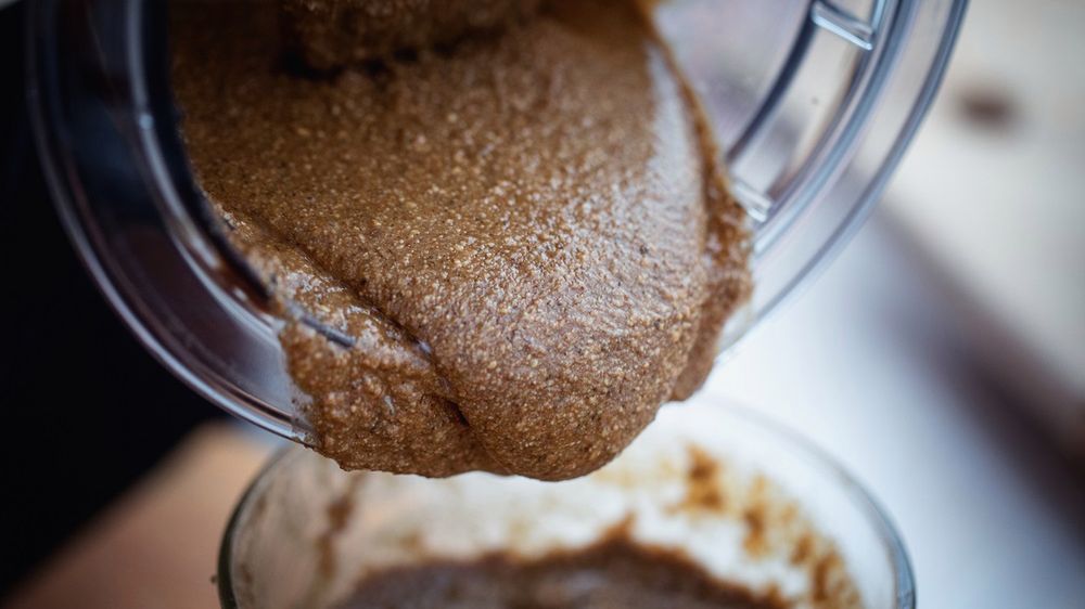 Zrób w domu masło z orzechów włoskich. To skarbnica zdrowia