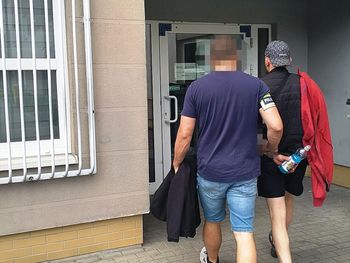 Diler-recydywista zatrzymany z "czujką" i dwoma klientami. Towar chował pod przyczepą kempingową