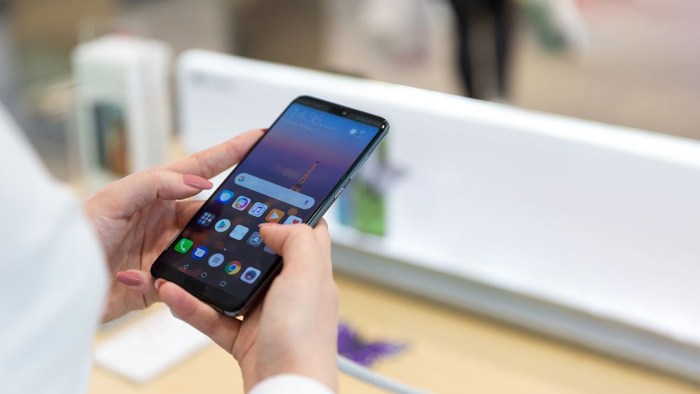 Huawei P20 Pro w rękach klientki w sklepie z depositphotos.