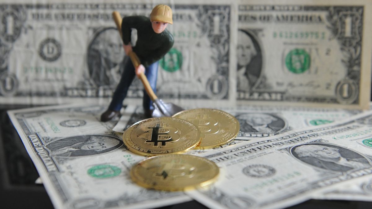 SHIYAN, CHINA - AUGUST 18, 2021 - Photo taken on August 18, 2021 shows bitcoin mining, Shiyan, Hubei Province, China. (Photo credit should read Costfoto/Barcroft Media via Getty Images)