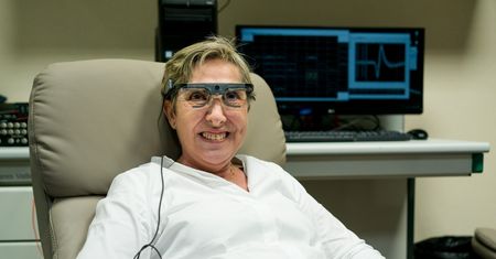 Niewidoma kobieta odzyskała wzrok. Pozwolił na to implant umieszczony w mózgu