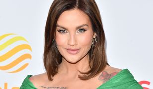 Nałożyła obcisłą suknię. Karolina Gilon na Polsat SuperHit Festiwalu dumnie prezentowała swoje wdzięki