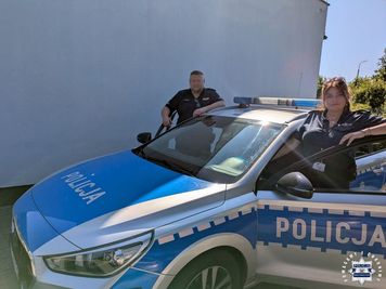 Dramatyczne chwile w Skarżysku-Kamiennej. Policjanci pomogli 2-latce, która nie mogła oddychać