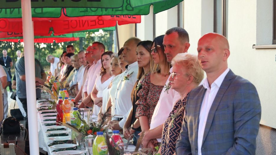 Mieszkańcy spotkali się przy Domu Strażaka w Benicach, żeby świętować zakończenie żniw