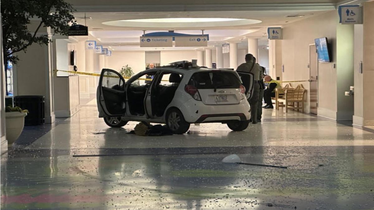 Samochód wjechał na lotnisko