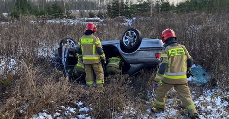 Kierowca BMW dachował w rowie. Prawo jazdy miał od miesiąca