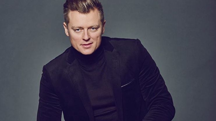 Rafał Brzozowski spędza czas na świeżym powietrzu.