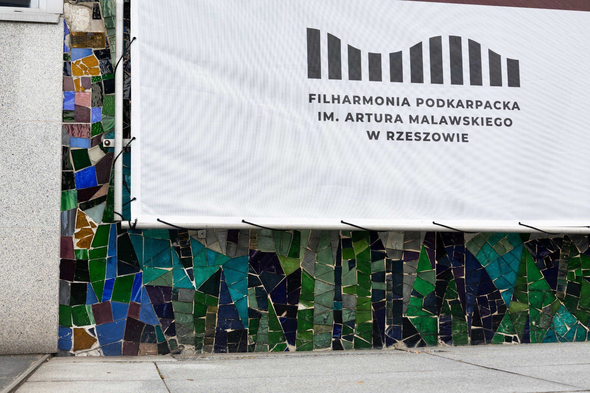 Piękna i cenna mozaika, na budynku Filharmonii Podkarpackiej, przysłaniana jest przez ogromną reklamę.
