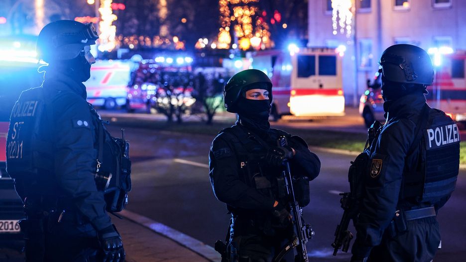 At least one dead and dozens injured after car driven into crowd at German Christmas market
epa11787777 Special police officers at the scene after at least one person was killed and dozens injured after a car was driven into a crowd at the Christmas market in Magdeburg, Germany, 20 December 2024. Eyewitnesses told broadcaster MDR that the car drove straight into the crowd at the market in the direction of the town hall. According to a statement by the Magdeburg police on social media a suspect was taken into custody.  EPA/FILIP SINGER 
Dostawca: PAP/EPA.
FILIP SINGER
christmas, market, car, terror