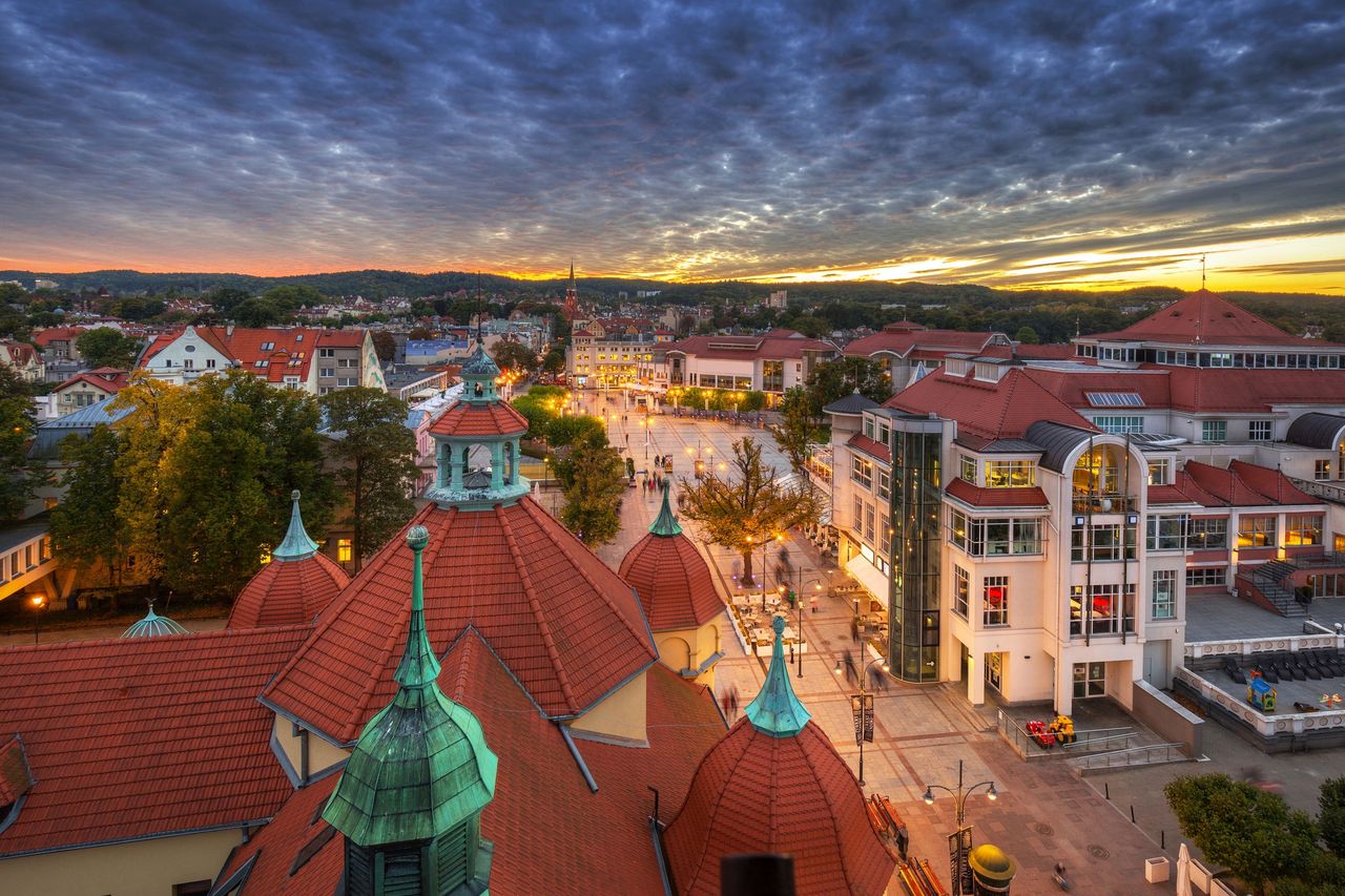 Sopot. Protest branży rozrywkowej. W oknach znicze, w głośnikach marsz żałobny