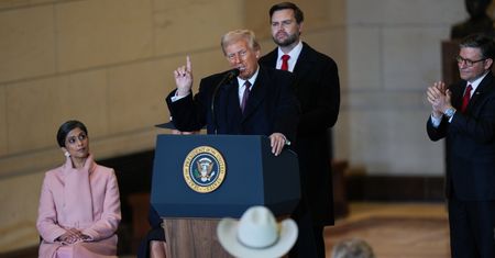 Trump zapowiedział zmiany i wspomniał o płciach. Sala aż wstała