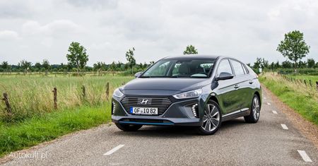 Hyundai Ioniq hybrid i electric gonią japońską konkurencję