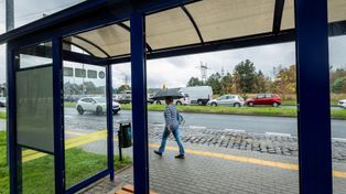 W Bydgoszczy mężczyzna obnażał się na przystanku autobusowym. Obok było dziecko!