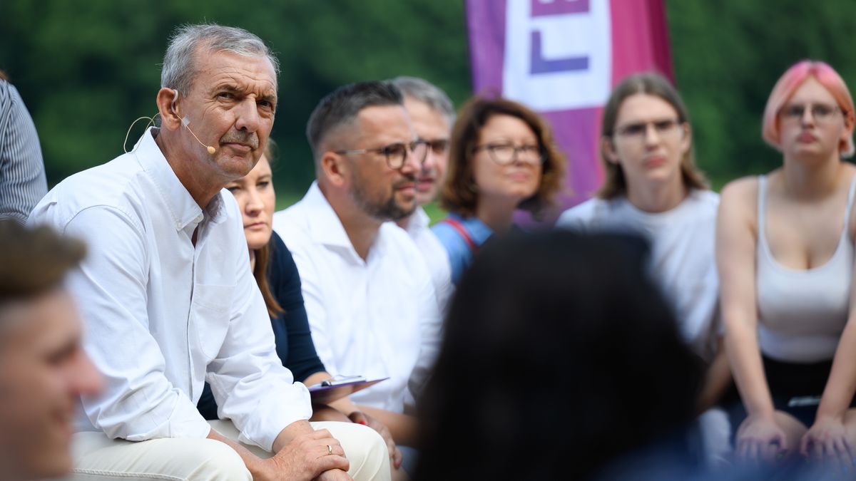 Warszawa, 27.08.2022. Prezes Związku Nauczycielstwa Polskiego Sławomir Broniarz (L) podczas konwencji programowej Lewicy ph. "Przyjazna szkoła", 27 bm. w Ślesinie. Spotkanie poświęcone jest szkole, nauczaniu, wychowaniu i systemowi edukacji w Polsce. (jk/amb) PAP/Jakub Kaczmarczyk