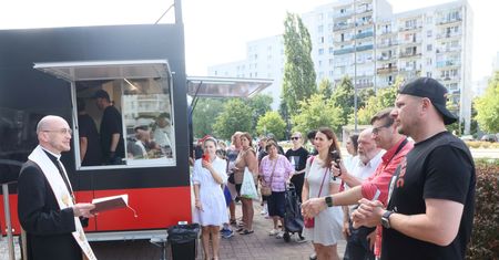 Kropidło i modlitwa przed budką z kebabem Chajzera