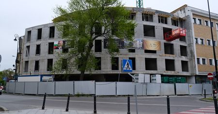 Miały być biura, będą mieszkania. W centrum Lublina trwa budowa Aurum Residence z elewacją w kolorze złota