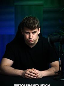 Filip Zabielski może dalej wychwalać PiS. UOKiK nic mu nie zrobi