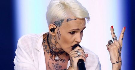 Agnieszka Chylińska ma nowe tatuaże na twarzy. Z literówką?!