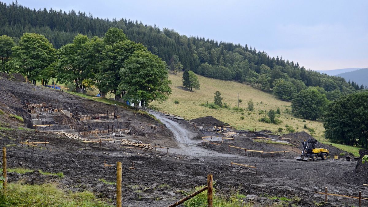Park Narodowy G�r Sto?owych
PHOTO: PRZEMYSLAW ZIEMACKI/EAST NEWS 
KONFLIKTY EKOLOGICZNE W SUDETACH N/Z BIALA WODA, OTULINA SNIEZNICKIEGO PARKU KRAJOBRAZOWEGO, TERENY NATURA 2000, W POBLIZU STACJI NARCIARSKIEJ "CZARNA GORA", NA CENNYCH PRZYRODNICZO SRODLESNYCH LAKACH  TRWA BUDOWA OSIEDLA APARTAMENTOWCOW, MIEJSCOWE SRODOWISKO EKOLOGOW POROWNUJE TA INWESTYCJE Z HOTELEM GOLEBIEWSKI W KARPACZU, INWESTOREM I WYKONAWCA JEST SPOLKA AS-BAU; ECOLOGICAL PROBLEMS IN SUDETY MOUNTAINS, PRIVATE AND COMMERCIAL OBJECTS IN THE NATURE PRESERVE AREA, BUILDING IN PROGRESS
PRZEMYSLAW ZIEMACKI