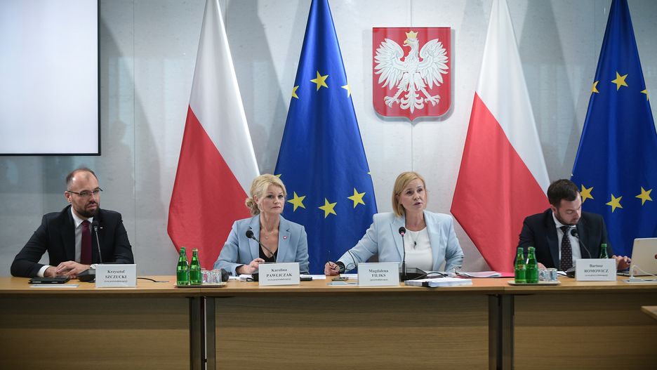 Warszawa, 25.07.2024. Przewodnicząca komisji, posłanka KO Magdalena Filiks (2P) oraz jej zastępcy: poseł PiS Krzysztof Szczucki (L), posłanka KO Karolina Pawliczak (2L) i poseł KP Polska2050-TD Bartosz Romowicz (P) podczas posiedzenia sejmowej komisji śledczej do zbadania legalności, prawidłowości oraz celowości działań podjętych w celu przygotowania i przeprowadzenia wyborów Prezydenta Rzeczypospolitej Polskiej w 2020 r. w formie głosowania korespondencyjnego, 25 bm. w Sejmie w Warszawie. (jm) PAP/Marcin Obara
