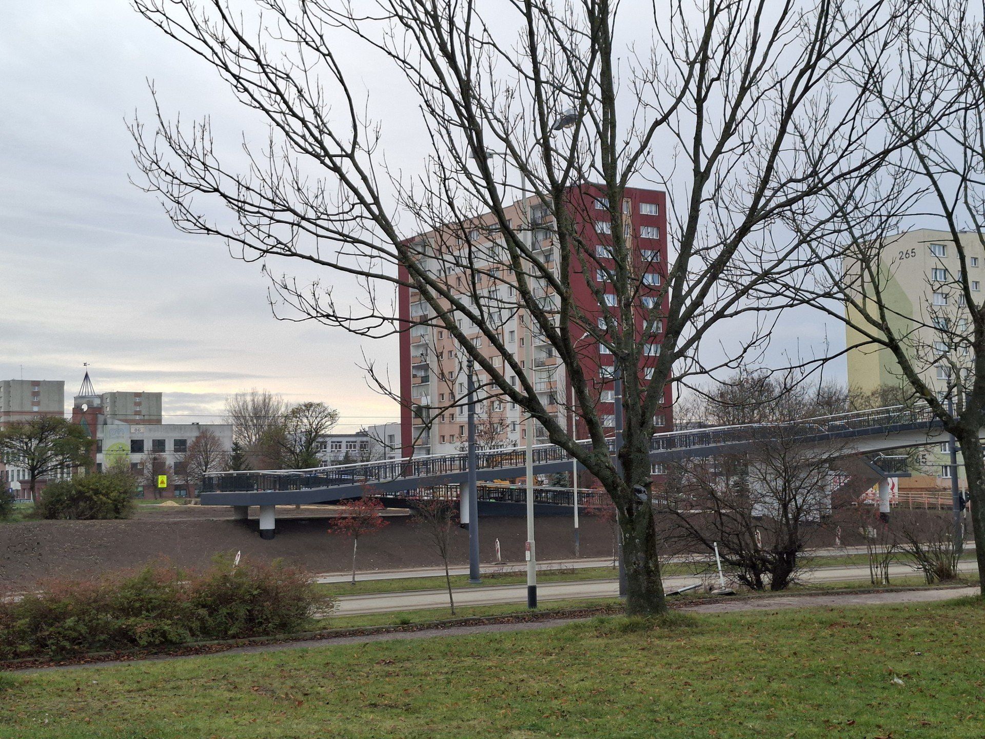 Kładka nad aleją Wyszyńskiego na wysokości Pałacu Młodzieży