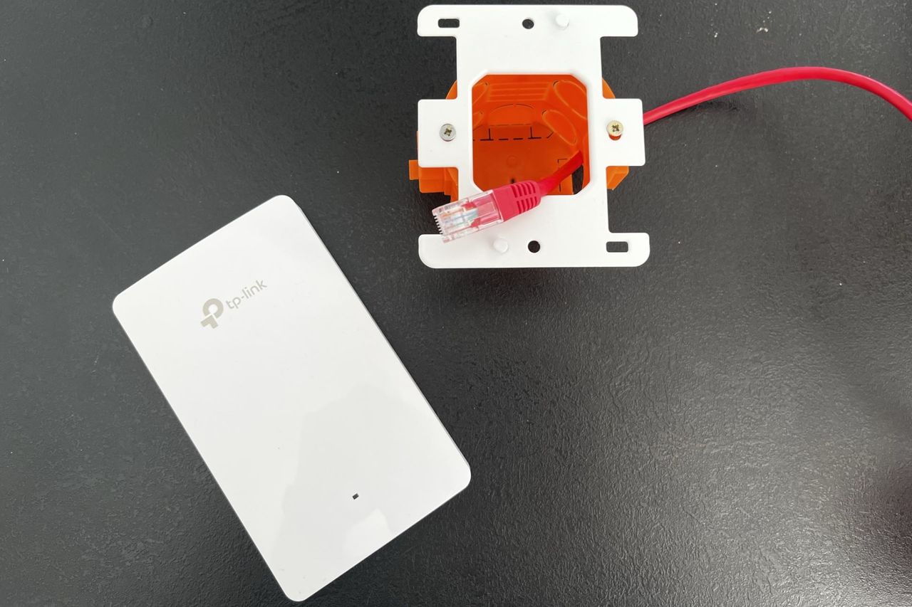 TP-Link OMADA EAP615-Wall - montaż w puszce 1