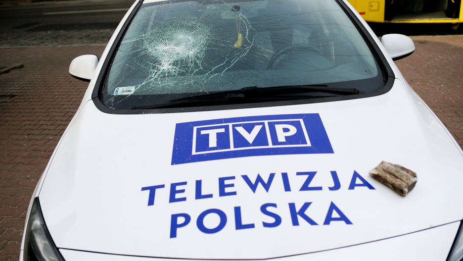 Samochód TVP obrzucony kamieniami. Policja szuka sprawcy