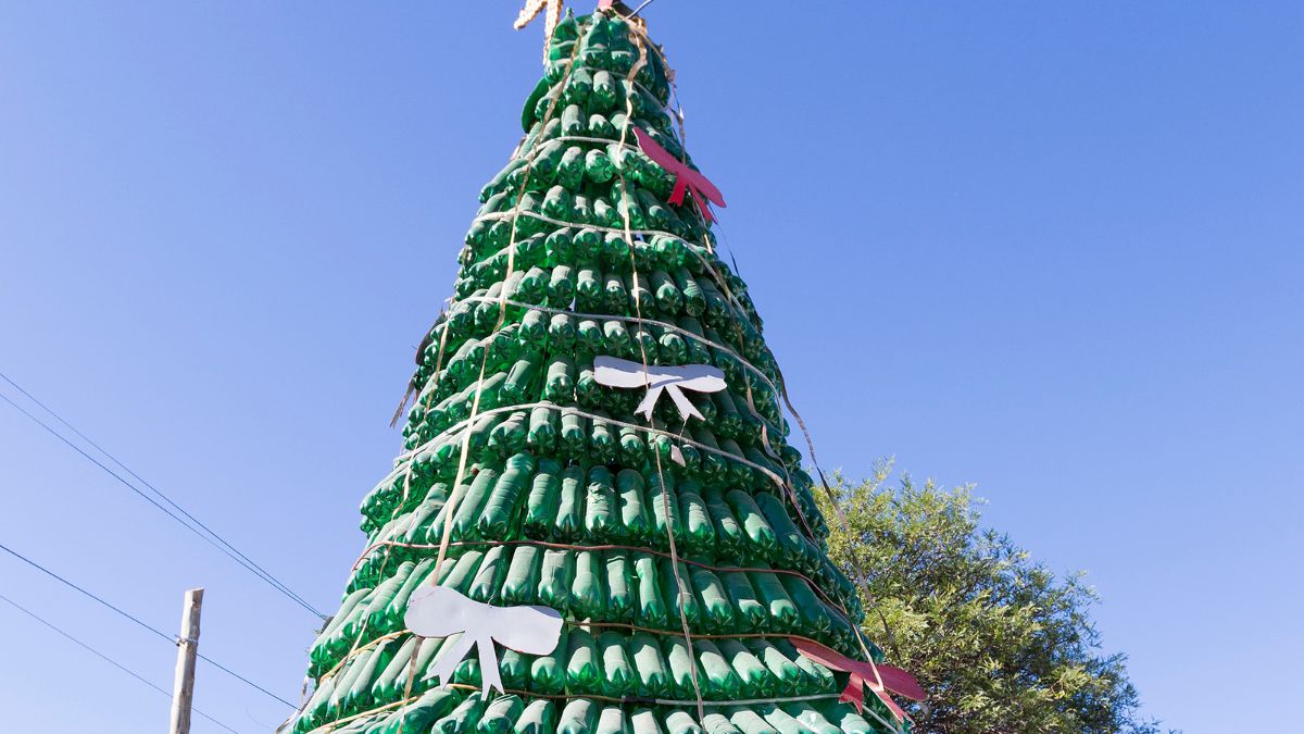 Choinka z butelek to proste i ekologiczne rozwiązanie