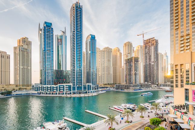 Będąc w Dubaju koniecznie trzeba odwiedzić Dubaj Marinę, gdzie wzdłuż kanału ciągnie się promenada z licznymi restauracjami, a kilkuset metrowe budynki potrafią zaprzeć dech w piersiach.