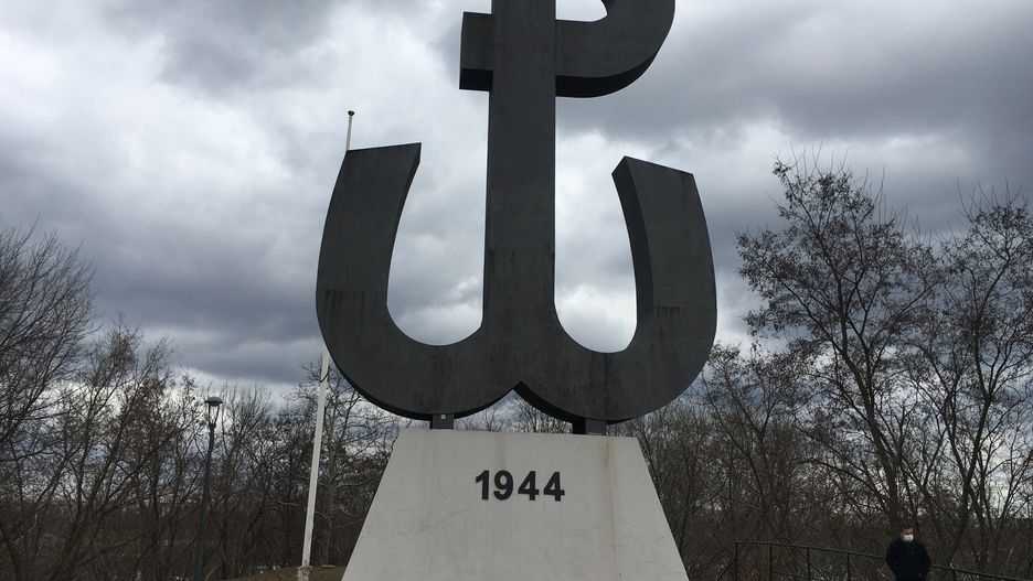 Warszawa. Kotwica stanie wkrótce na wyższym postumencie, a wierzchołek kopca zostanie ścięty, by powstał tu dwupoziomowy taras widokowy