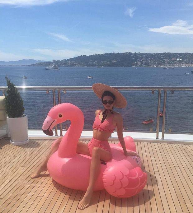 Natalia Siwiec na dmuchanym flamingu