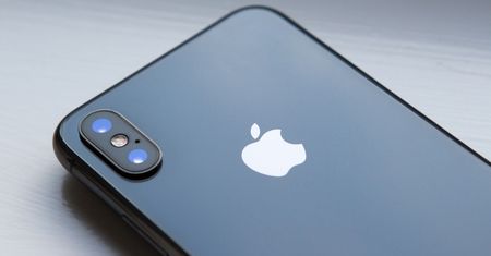 iPhone X ma problem z logowaniem twarzą, wina leży po drugiej stronie obudowy