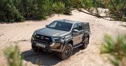 Toyota Hilux z ekstremalną wersją Arctic Trucks. Można ją serwisować w ASO