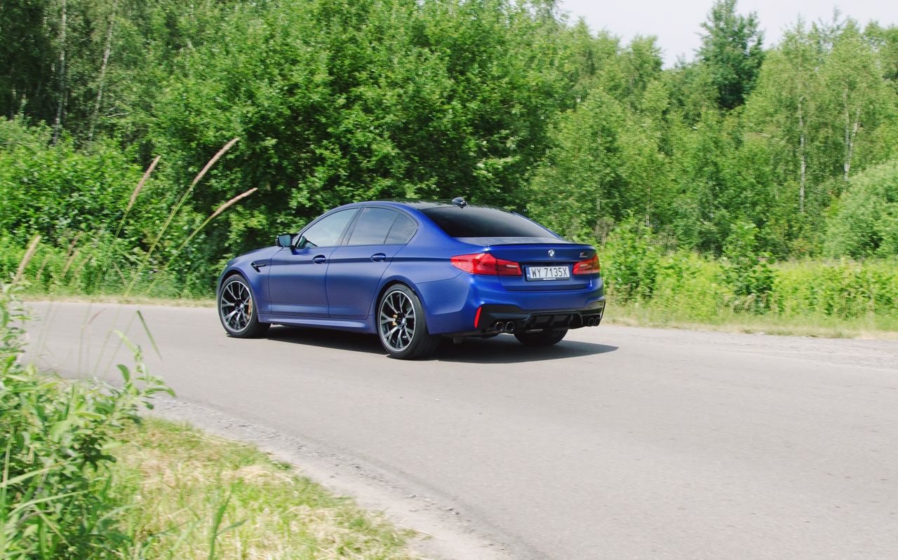 BMW M5 Competiton jeździ fantatycznie. Niezależnie od stanu drogi i umiejętności kierowcy.