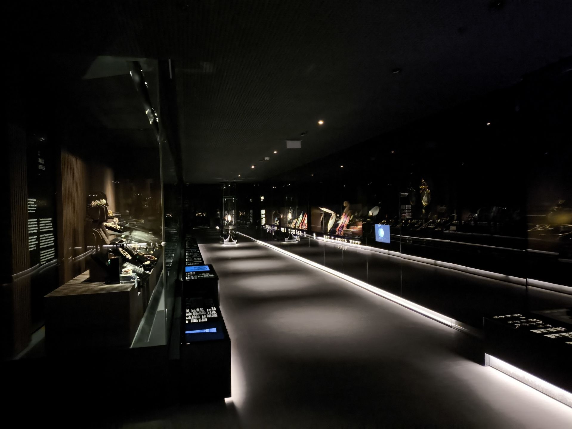 Wewnątrz panuje ciemność