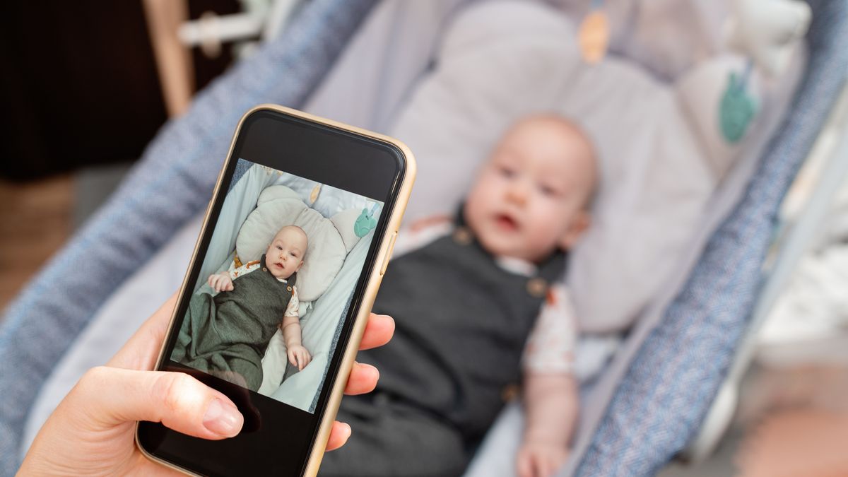 Matka robi zdjęcie dziecku - zdjęcie ilustracyjne.