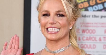 Britney Spears w samych butach i majtkach. "Taka się urodziłam, naga"