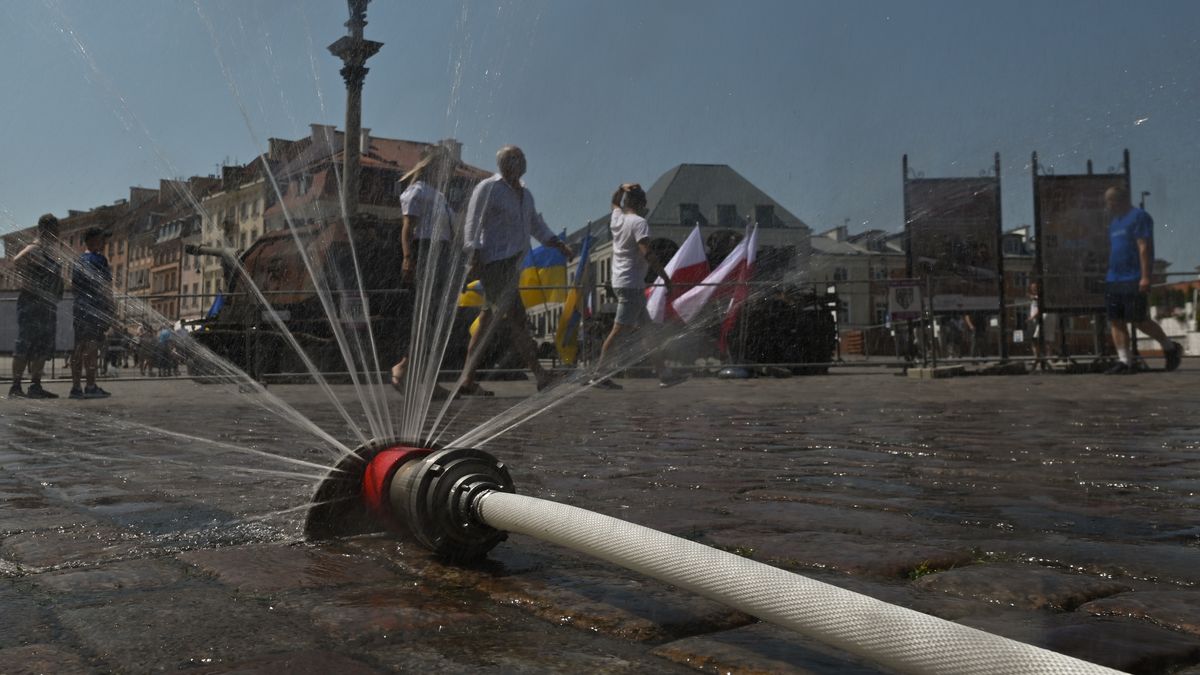 People walk next to the water sprinkler instaled in the Castle Square in Warsaw.
Friday was the day of the culmination of the heat wave in Poland. Thermometers across the country indicated over 30 degrees Celsius and in some places the temperature exceeded 36 degrees. Several cities in south-eastern Poland broke local heat records for June.
On Friday, June 01, 2022, in Warsaw, Poland. (Photo by Artur Widak/NurPhoto via Getty Images)