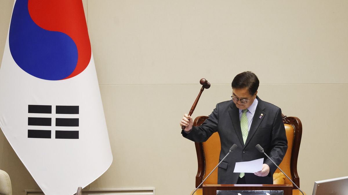 South Korean National Assembly Speaker Woo Won-shik bangs the gavel to announce that 'voting cannot take place' because the quorum was not reached, during a plenary session of the impeachment vote of President Yoon Suk Yeol at the National Assembly in Seoul, South Korea, 07 December 2024. President Yoon faces a motion brought by opposition lawmakers after declaring and then reversing martial law, citing the need to eliminate pro-North Korean forces and uphold the constitutional order. EPA/JEON HEON-KYUN / POOL Dostawca: PAP/EPA.