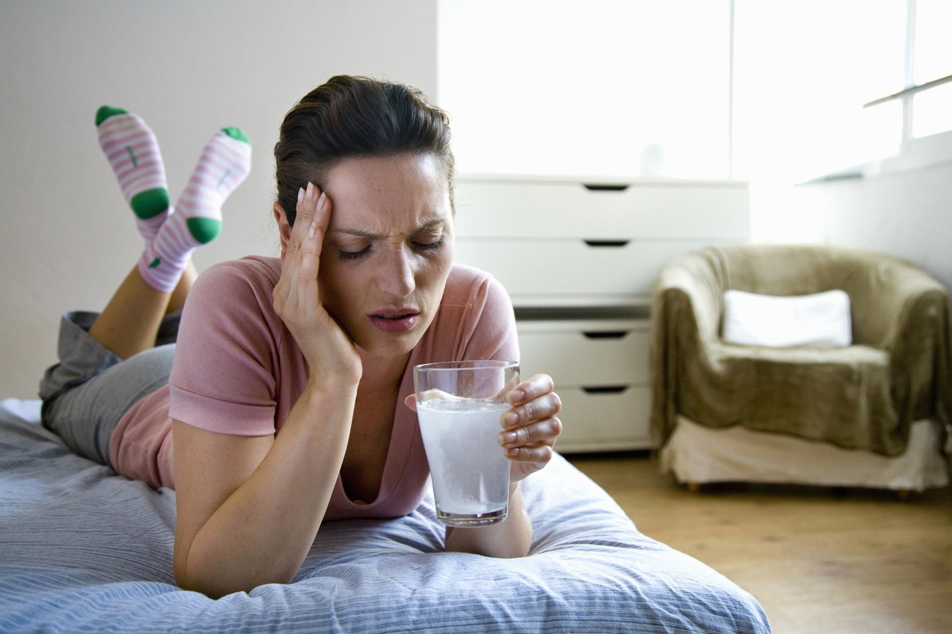 Bóle głowy, gorączka, sztywność karku czy światłowstręt to objawy alarmujące