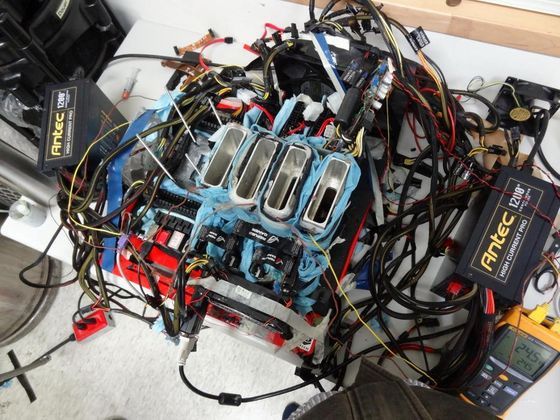 platforma testowa overclockera NickShih w trakcie montażu - widok z boku