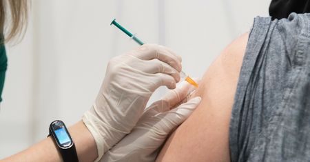 Szczepionka przeciw COVID-19. Pfizer dla nastolatków? Jest ruch EMA