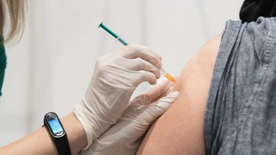 Szczepionka przeciw COVID-19. Pfizer dla nastolatków? Jest ruch EMA
