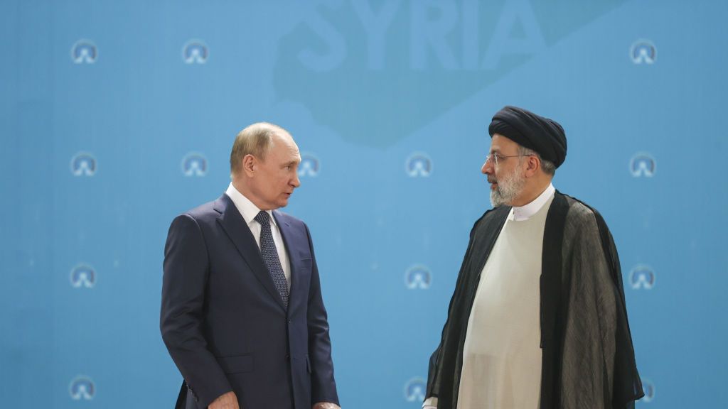 Na zdjęciu prezydent Iranu Ebrahim Raisi i prezydent Rosji Władimir Putin