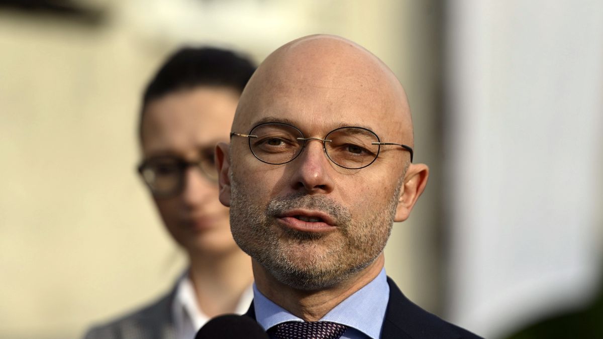 Minister klimatu Michał Kurtyka przestawia założenia pilotażowego programu wsparcia dotacyjnego dla budynków wielorodzinnych na wymianę źródeł ciepła na paliwa stałe i termomodernizację.