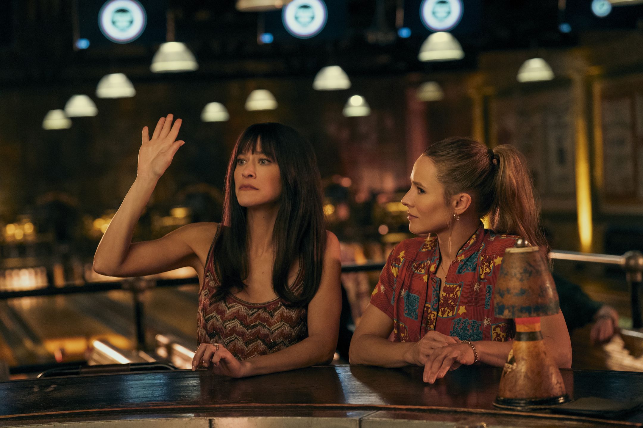 Nobody Wants This. (L to R) Jackie Tohn as Esther, Kristen Bell as Joanne in episode 205 of Nobody Wants This. Cr. Erin Simkin/Netflix © 2025erin simkin5