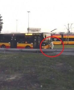Blokował autobus własnym ciałem. Wciąż szuka go policja