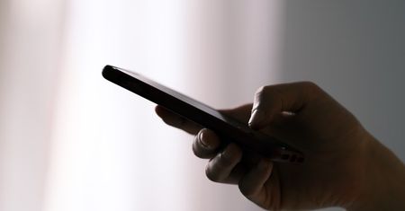 Polacy wysłali 300 tysięcy SMSów pod ten numer. Cel jest konkretny