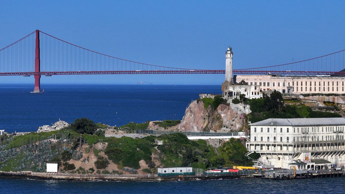 Wyspa Alcatraz na tle Golden Gate Bridge