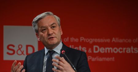 Mocne słowa Biedronia. Nazwał marszałka "politycznym tchórzem"